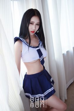 美女踩人